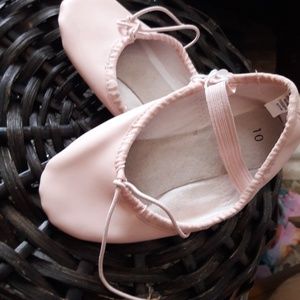 Toddler size 10 leather ballet/dance shoes